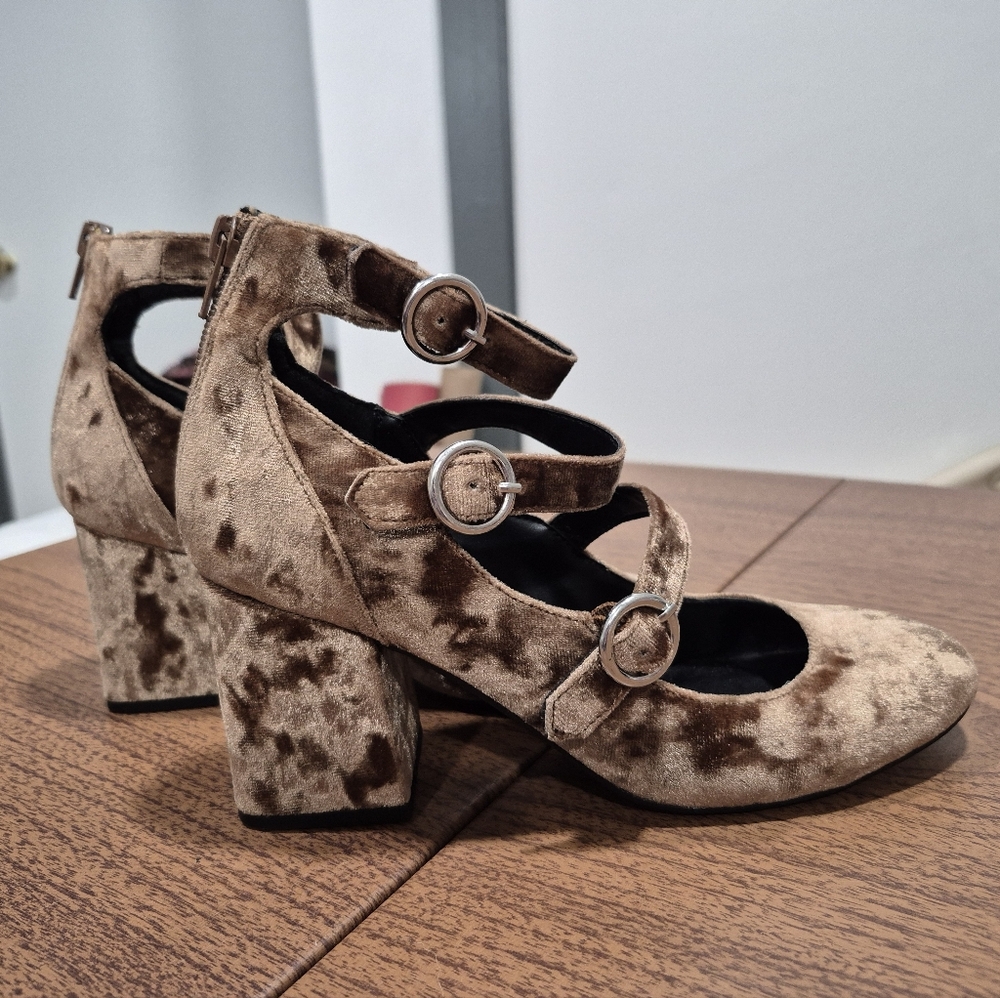EUC American Eagle Crushed Velvet Mary Jane Vibe Heels